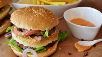 'Influencers' no podrán anunciar alimentos 'chatarra' para niños y adolescentes en España