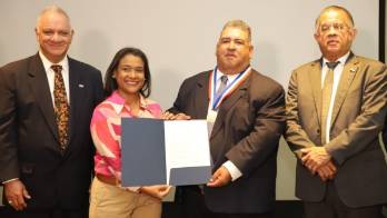 La condecoración es una medalla de oro de 18 quilates con diámetro de seis centímetros.