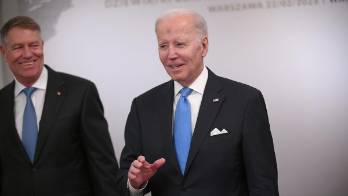 Joe Biden (d) y el presidente rumano, Klaus Iohannis (i), reaccionan durante una foto oficial antes de la cumbre de los Nueve de Bucarest, en Varsovia este 22 de febrero.