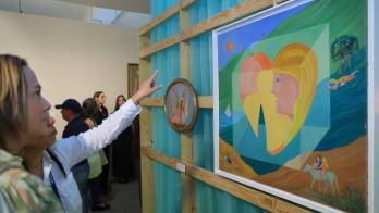 La exposición reúne más de 50 pinturas y archivos inéditos de la artista Trixie Briceño.