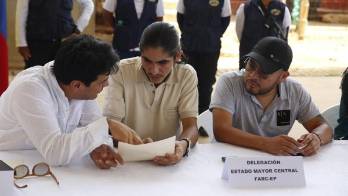 Fotografía de archivo del alto comisionado para la paz en Colombia, Danilo Rueda (i), que habla con Andrey Avendaño (c) y Sebastián Martínez, delegados por el Estado Mayor Central de las disidencias de las FARC.