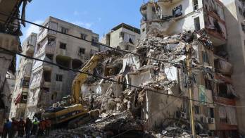 Escombros de un edificio parcialmente destruido por un ataque aéreo israelí.