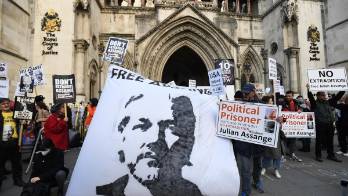 Imagen de archivo de una protesta de seguidores de Juan Assange ante la Corte de Justicia en Londres, contra extradición de Estados Unidos