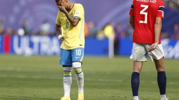 Neymar se lamenta por la eliminación de Brasil al perder ante Noruega en octavos de final del Mundial 2026.