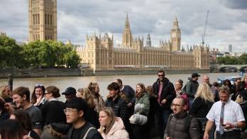 Ciudadanos esperan para dar el último adiós al féretro de Isabel II en la capilla ardiente instalada en el Westminster Hall del Parlamento británico.