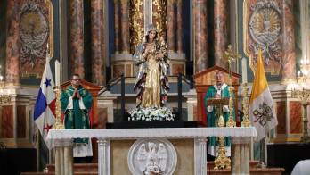 Monseñor José Domingo Ulloa en la celebración de la misa dominical.