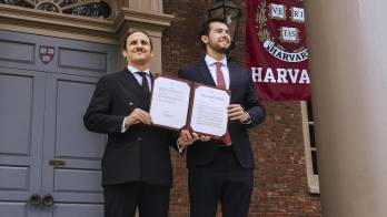 Fotografía tomada el 18 de abril, de Luis Felipe Fernández-Salvador y Campodonico, VI marqués de Lises, junto a Daniel del Valle, presidente y director ejecutivo respectivamente de TEON, en la Universidad de Harvard.