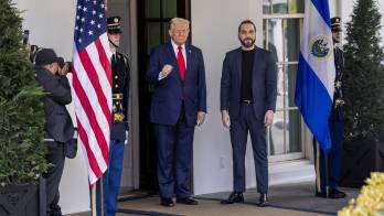 Donald Trump y Nayib Bukele juntos ayer, 14 de abril, en una de las entradas de la Casa Blanca.