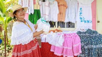 Lucresia Chávez, la artesana ocueña que hace patria con la confección de polleras montunas