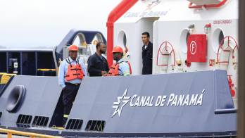 Fotografía de un remolcador en un muelle del Canal de Panamá.