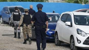 Unidades policiales acordonaron las inmediaciones de la Escuela República de Sudáfrica tras el ataque.