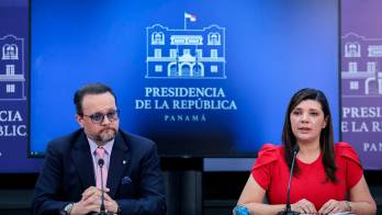 Los ministros de Comercio e Industrias y de Trabajo ofrecieron una conferencia de prensa.