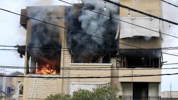 El humo se eleva desde un edificio tras un ataque aéreo israelí que ha alcanzado la zona de Haret Saida.