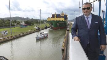 Fotografía cedida por la Autoridad del Canal de Panamá que muestra al senador republicano de Estados Unidos Ted Cruz posando este jueves, en Ciudad de Panamá (Panamá).