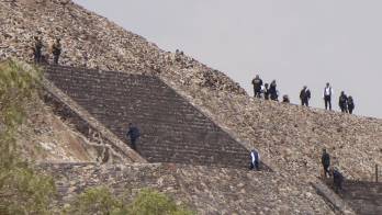 MEX485. TEOTIHUACÁN (MÉXICO), 20/04/2026.- Peritos forenses y personal de la Policía resguardan la zona donde se registró un ataque con arma de fuego este lunes, en la zona arqueológica de Teotihuacán (México). EFE/ Madla Hartz