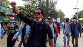 El éxodo de extranjeros se acelera en Birmania tras recrudecerse la violencia