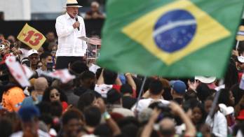 El presidente de Brasil y candidato a la reelección, Luiz Inácio Lula da Silva, pronuncia un discurso este sábado, en el Estadio Moça Bonita de Bangu, en un sector con presencia de grupos paramilitares y milicias a los que prometió combatir, en Río de Janeiro (Brasil). EFE/ Andre Coelho