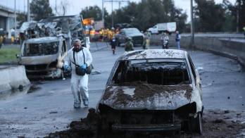 Fotografía que muestra un vehículo calcinado luego del accidente de un camión de gas este miércoles, en Ciudad de México (México).