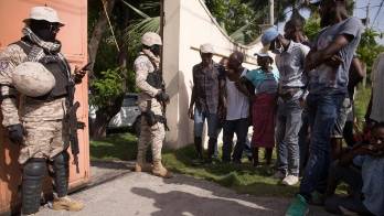 Personas esperan para recibir ayuda humanitaria entregada por una entidad privada hoy, en las afueras de Les Cayes (Haití).