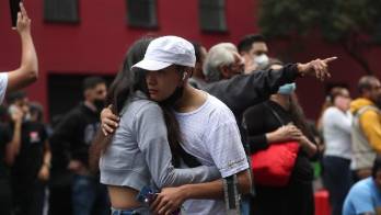 Personas visiblemente conmovidas fueron registradas este lunes, 19 de septiembre, en las calles de Ciudad de México (México), tras un sismo de 7,6 grados que sacudió el centro y el oeste del país norteamericano.