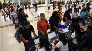 Jóvenes entregan hojas de vida en las ferias de empleo realizadas en Atlapa.
