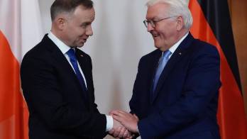 El presidente polaco, Andrzej Duda (i), saluda este lunes en Berlín al jefe del Estado de Alemania, Frank-Walter Steinmeier (d).