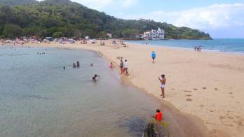 Residentes y visitantes que esperaban cruzar hacia la isla o regresar a tierra firme.