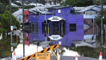 Fotografía de archivo de unas señales bloqueando el acceso a una carretera inundada en el suburbio de Milton en Brisbane, Australia, el 28 de febrero de 2022.
