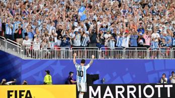 El argentino Lionel Messi saluda a los aficionados de su país tras marcar un gol en el encuentro disputado este martes contra Argelia. EFE/AMY KONTRAS