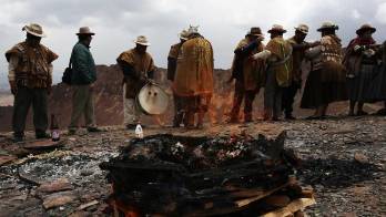 Sabios Aimaras realizan una ofrenda a la Pachamama durante un ritual para aplacar la sequía, el 21 de septiembre de 2023, en Chacaltaya (Bolivia).
