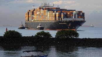 Buque portacontenedores durante su tránsito hacia las esclusas del Canal de Panamá.