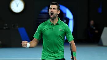 El serbio Novak Djokovic reacciona tras ganar en la semifinal del Abierto de Australia a Jannik Sinner.