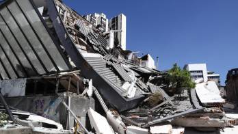 Fotografía que muestra una edificación destruida por un terremoto de magnitud 7,4 este lunes, en Manizales (Colombia). El presidente de Colombia, Abelardo de la Espriella, afirmó que el terremoto que sacudió la mayor parte del país, deja una cifra parcial de 111 fallecidos y una gran destrucción en al menos cinco departamentos. EFE/ Juan Augusto Cardona