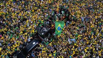 Fotografía aérea que muestra personas en el acto de campaña 'Bloco do 22' del candidato Flávio Bolsonaro.