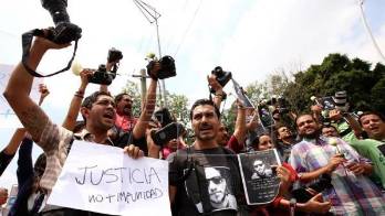 Decenas de periodistas protestan.