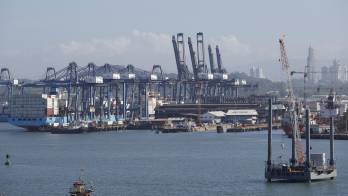 Vista aérea del Puerto de Balboa, uno de los principales puntos de operación de Panama Ports Company, clave para el comercio marítimo en Panamá y su economía.