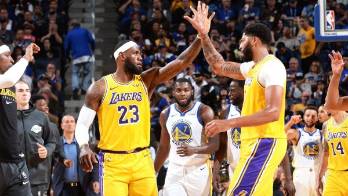 Davis coloca a Lakers a un triunfo de las Finales de la NBA