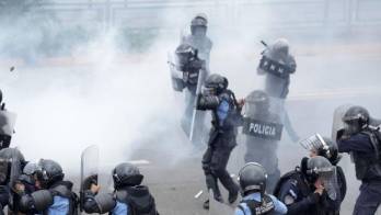 Maestros y médicos siguen en paro en Honduras y dialogarán si derogan leyes