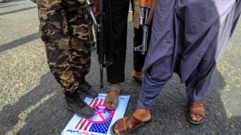 Imagen de archivo en la que se ve a unos talibanes pisando una foto del presidente estadounidense, Joe Biden, en Kabul el pasado 5 de agosto.