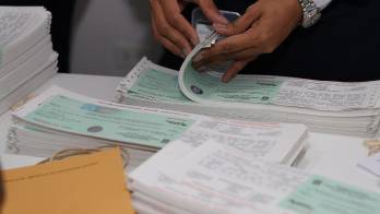 La Contraloría decidió esta semana pagarle por cheques a los funcionarios de la Asamblea Nacional como parte de la fiscalización de los recursos públicos.