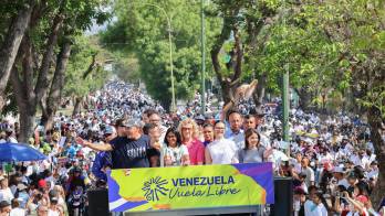 Fotografía difundida por el Palacio de Miraflores de la presidenta encargada de Venezuela, Delcy Rodríguez (c), durante la peregrinación de trece días que convocó para exigir el fin de las sanciones de Estados Unidos, este jueves en el estado Lara (Venezuela). EFE/ Palacio de Miraflores