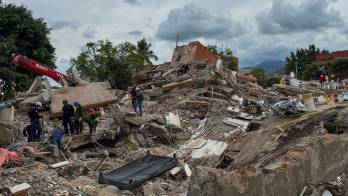 Rescatistas realizan este domingo labores de búsqueda en los escombros del edificio Torres del Limonar, destruido por el terremoto del pasado lunes, en Cali (Colombia). EFE/ Mario Baos