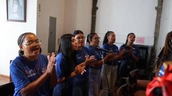El ‘Coro Vive María’, integrado por mujeres privadas de libertad, realizó una presentación durante las festividades de la Virgen de la Merced, patrona de las personas privadas de libertad.