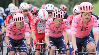 Rigoberto Urán (c) se mantiene como el líder del equipo EF Pro Cycling