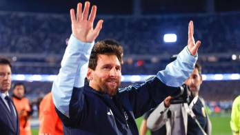 Lionel Messi se despide de los aficionados al final de un partido Amistoso Internacional ante Benín en el estadio Monumental, en Buenos Aires.