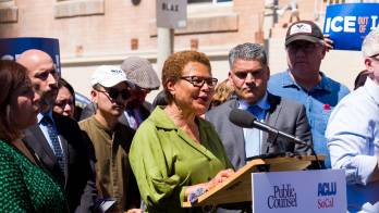 Fotografía cedida por la Coalición por los Derechos de los Inmigrantes (CHIRLA) donde aparece la alcaldesa de Los Ángeles, Karen Bass, hablando durante una rueda de prensa este lunes, en Los Ángeles (Estados Unidos).