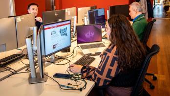 Oficina de la Fundación Dialnet en Logroño, que cuenta con un equipo de 26 profesionales, la mitad ingenieros y la otra mitad con perfiles humanísticos, quienes han desarrollado un sistema informático con tecnología propia, por lo que, concluye, cuentan con autonomía estratégica al no depender de terceros.