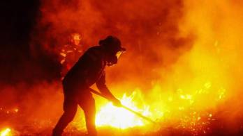 Integrantes de la Policía de Colombia intentando apagar un incendio forestal en una zona rural entre los municipios de San Luis y Gualanday del departamento del Tolima.