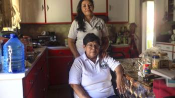 Ofelia González Bonilla (arriba) de 66 años y Omayra Tristán (abajo) de 63 años, víctimas del envenenamiento masivo en Panamá, posan durante una entrevista con EFE el 23 de abril de 2026 en Ciudad de Panamá (Panamá).