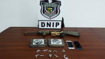 El fusil AR-15 y la presunta droga fueron decomisados en un allanamiento en Cativá.